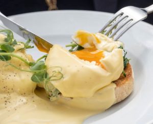 Un plat d'oeufs florentine à la découpe