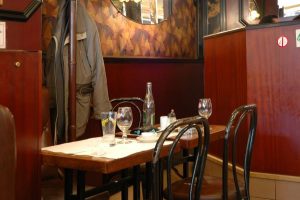 Une table dans un bistrot à la fin de repas