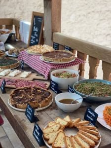 Un buffet de brunch à la campagne française