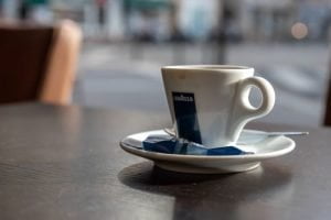 Une tasse à café lavazza