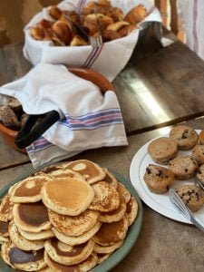 Pancakes sur un buffet de brunch